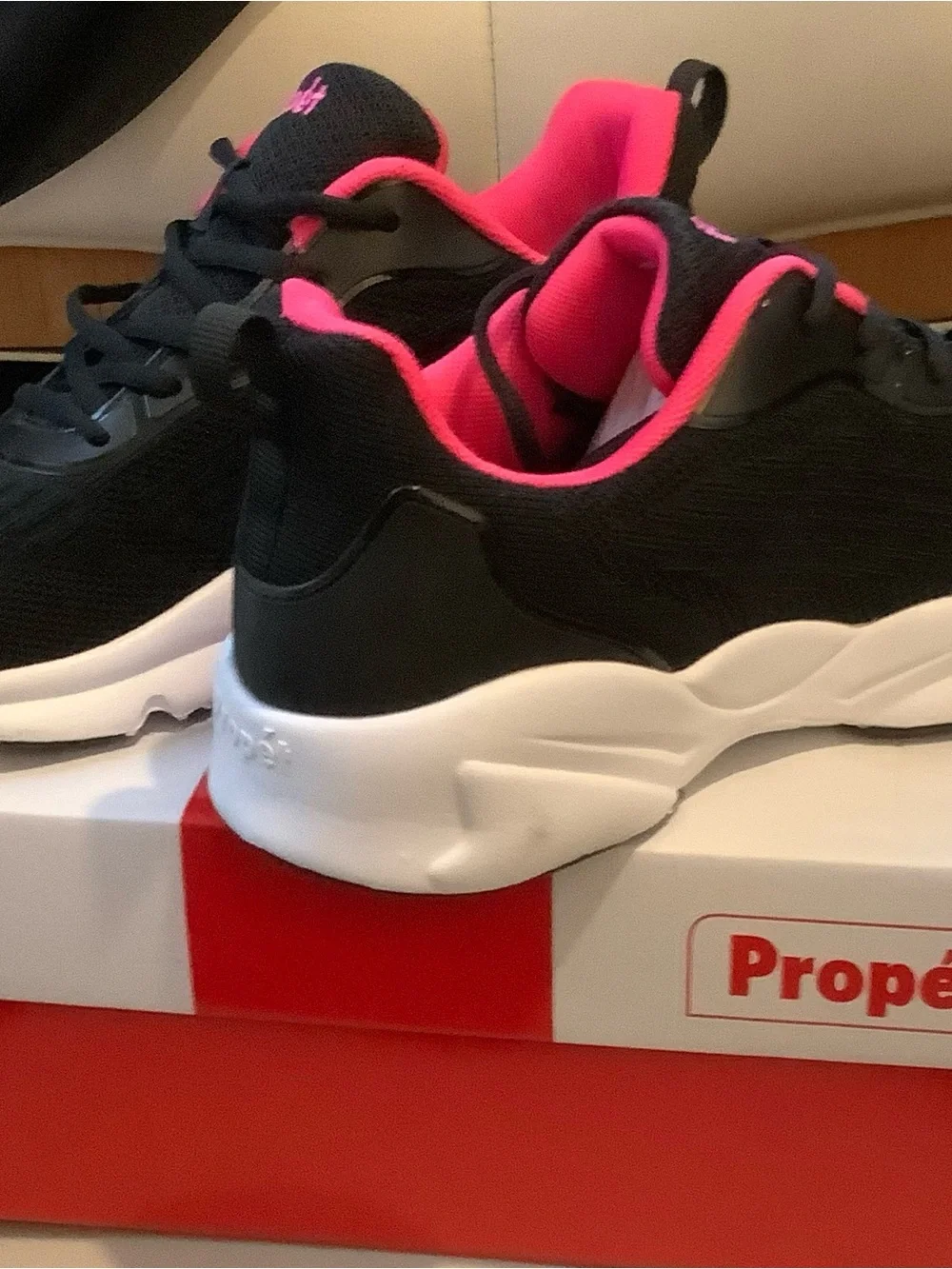 New in the box PROPET 10W Stability Strive Walking Sneakers Black & Hot Pink New